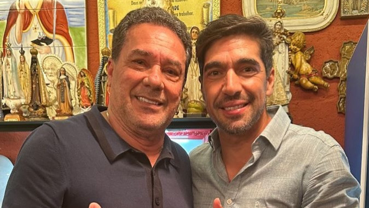 Abel Ferreira encontra ex-Real Madrid em bar; quantos títulos na imagem?