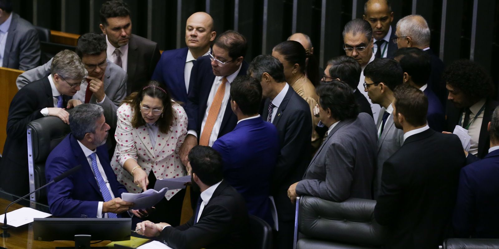 PEC de corte de gastos é aprovada em dois turnos na Câmara