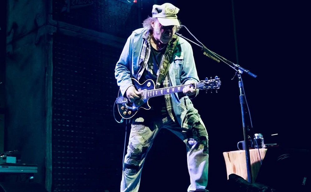 Neil Young muda de opinião e confirma participação em Glastonbury