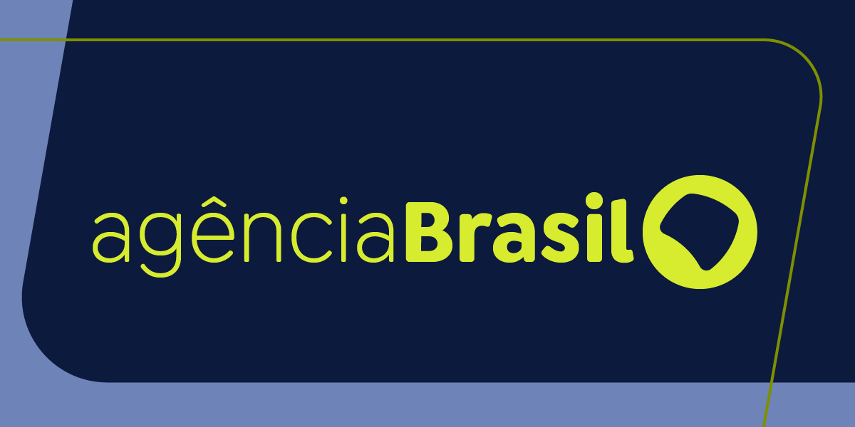 Caminhão bate em passarela e interdita Rodovia Anchieta, em Cubatão